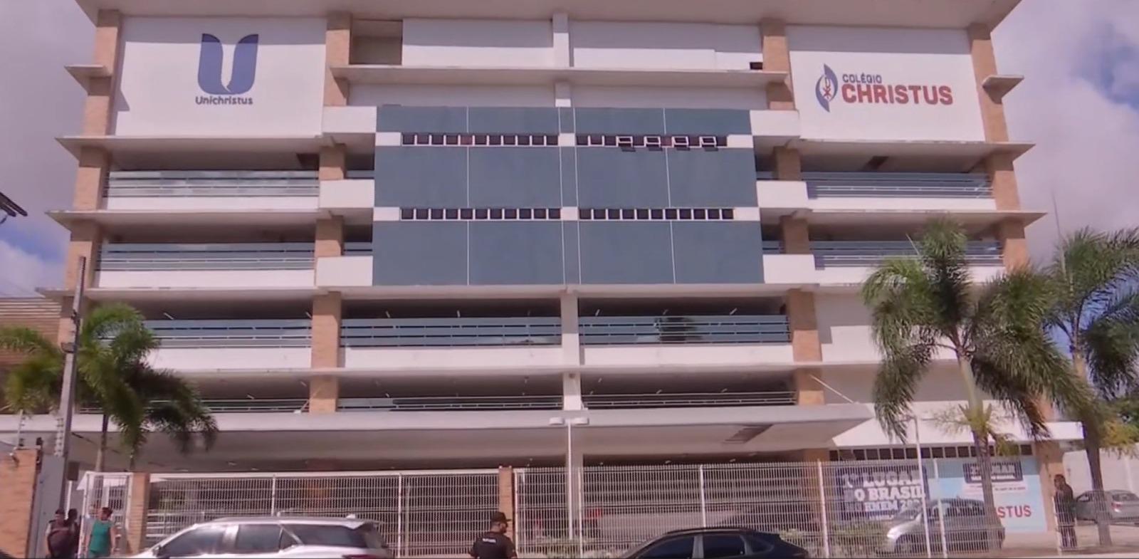 Um aluno de 15 anos feriu três pessoas em uma unidade de uma escola particular localizada no bairro José de Alencar, em Fortaleza, na manhã desta terça-feira (2). O adolescente foi apreendido pelas autoridades.